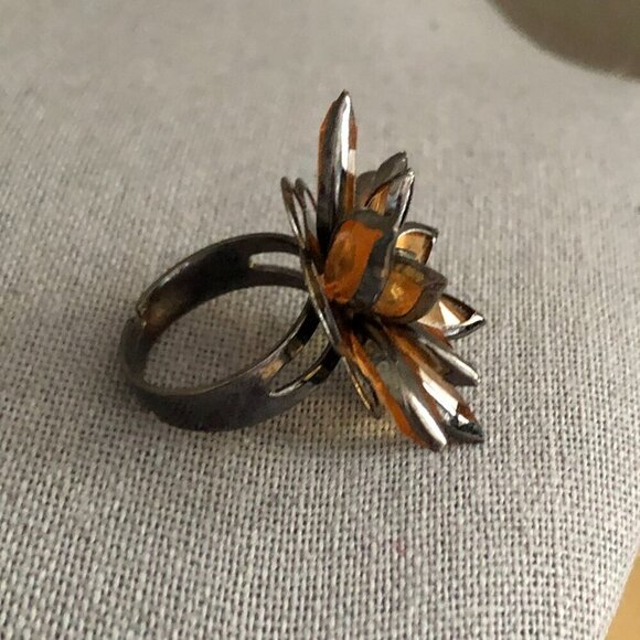 Vintage 1970's & 80's Gunmetal Gold Amber Flower Ring with Rhinestone Center - Picture 6 of 7